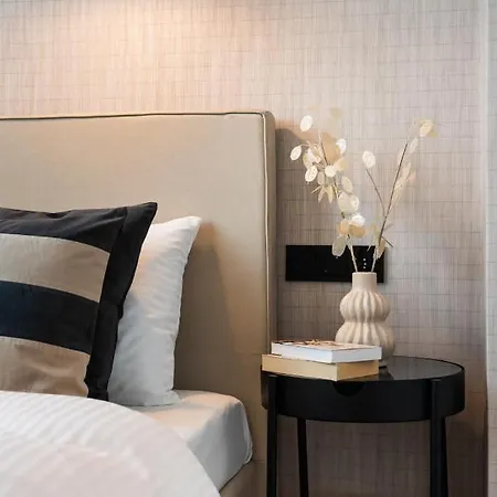 Remarkable Centre By Bookinghost *