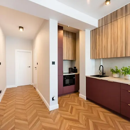 Remarkable Centre By Bookinghost